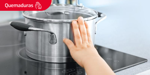 Niño tocando una olla Niño tocando una olla